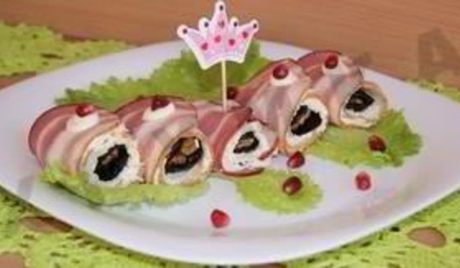 Рецепт рулетиков из бекона с черносливом сыром и грецкими орехами