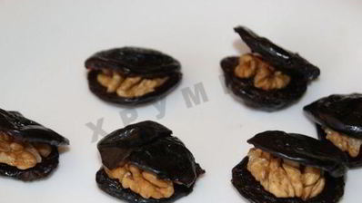 рулетики из бекона с черносливом сыром и грецкими орехами