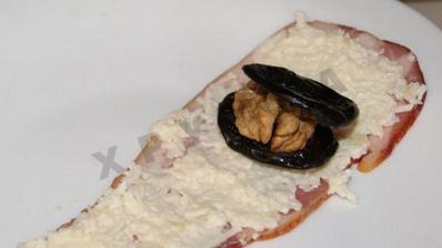 рулетики из бекона с черносливом сыром и грецкими орехами
