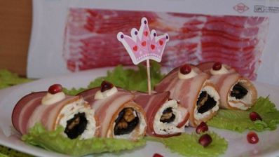 рулетики из бекона с черносливом сыром и грецкими орехами