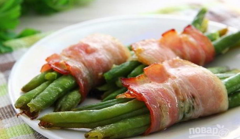 Рецепт рулетиков из фасоли в беконе