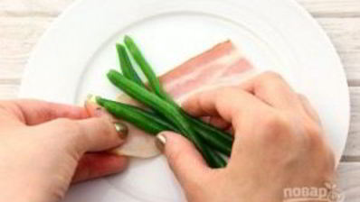 рулетики из фасоли в беконе