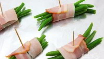 рулетики из фасоли в беконе