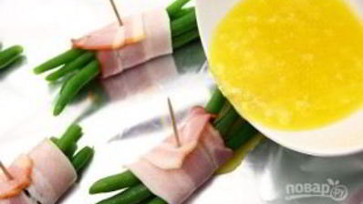 рулетики из фасоли в беконе