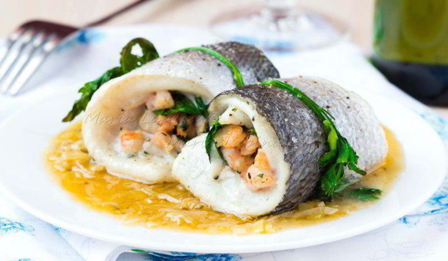 Рецепт рулетиков из филе дорады с креветками и шпинатом в луково-винном соусе