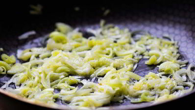 рулетики из филе дорады с креветками и шпинатом в луково-винном соусе