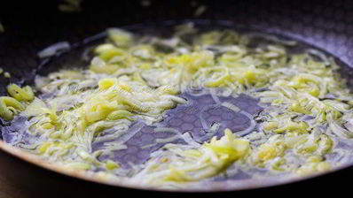 рулетики из филе дорады с креветками и шпинатом в луково-винном соусе