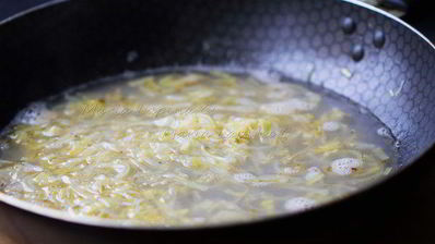 рулетики из филе дорады с креветками и шпинатом в луково-винном соусе