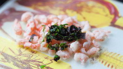 рулетики из филе дорады с креветками и шпинатом в луково-винном соусе