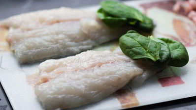 рулетики из филе дорады с креветками и шпинатом в луково-винном соусе