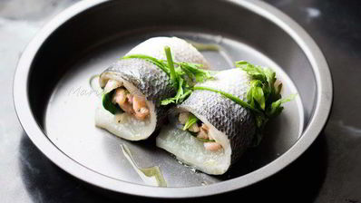 рулетики из филе дорады с креветками и шпинатом в луково-винном соусе