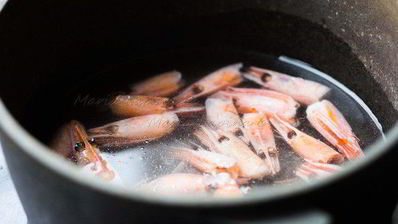 рулетики из филе дорады с креветками и шпинатом в луково-винном соусе