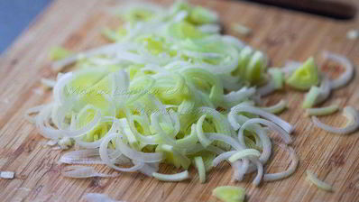 рулетики из филе дорады с креветками и шпинатом в луково-винном соусе