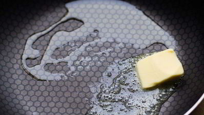 рулетики из филе дорады с креветками и шпинатом в луково-винном соусе