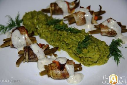 Рулетики из филе речного окуня с зеленым пюре