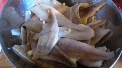 рулетики из филе речного окуня с зеленым пюре