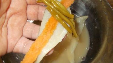 рулетики из филе речного окуня с зеленым пюре