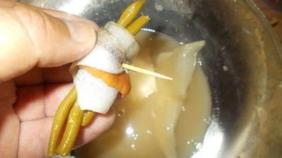 рулетики из филе речного окуня с зеленым пюре