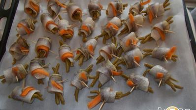 рулетики из филе речного окуня с зеленым пюре