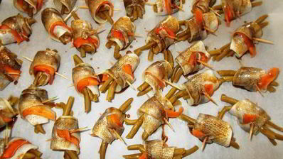 рулетики из филе речного окуня с зеленым пюре