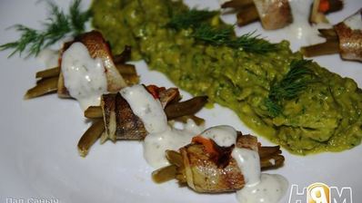 рулетики из филе речного окуня с зеленым пюре