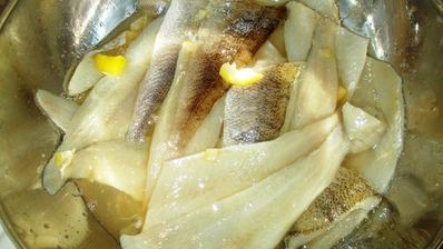 рулетики из филе речного окуня с зеленым пюре