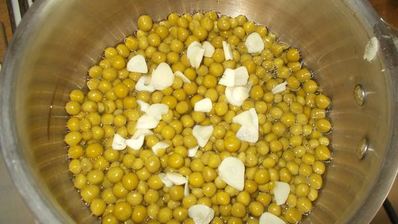 рулетики из филе речного окуня с зеленым пюре