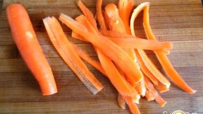 рулетики из филе речного окуня с зеленым пюре