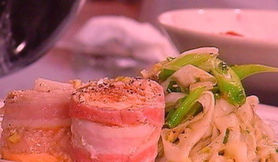 Рецепт рулетиков из форели в азиатском стиле с салатом из дайкона