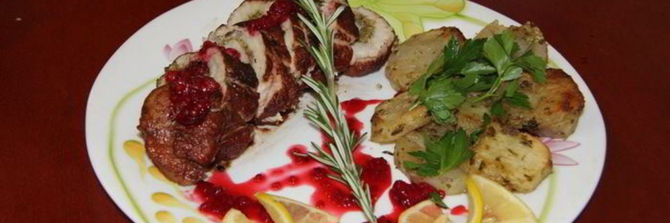 Рулетики из индейки под бруснично-клюквенным соусом