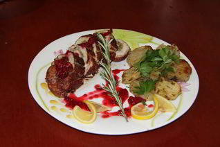 Рулетики из индейки под бруснично-клюквенным соусом