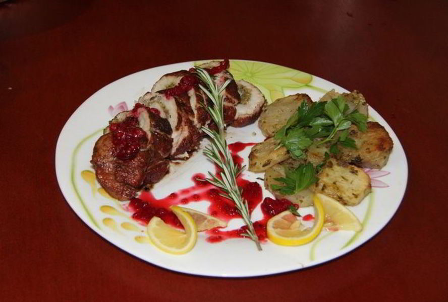 Рулетики из индейки под бруснично-клюквенным соусом