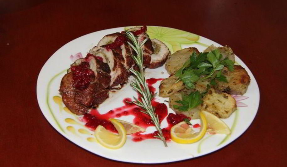 Рецепт рулетиков из индейки под бруснично-клюквенным соусом