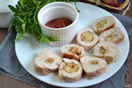 Рулетики из индейки с начинкой в духовке