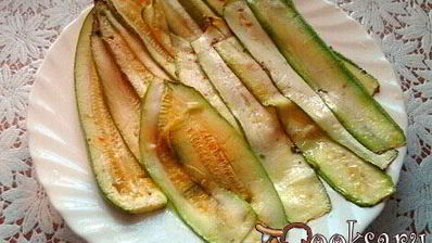 рулетики из кабачков с морковно-сырной начинкой