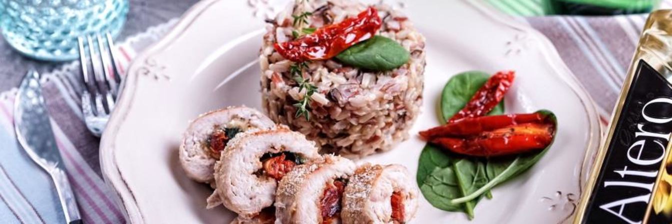 Рулетики из куриного филе с сыром, шпинатом и вялеными томатами