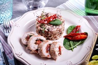 Рулетики из куриного филе с сыром, шпинатом и вялеными томатами