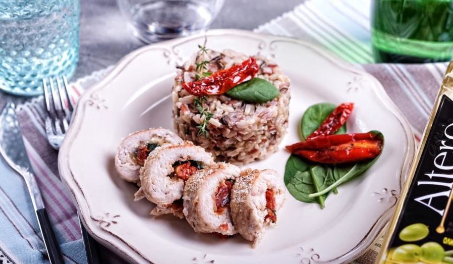 Рецепт рулетиков из куриного филе с сыром, шпинатом и вялеными томатами