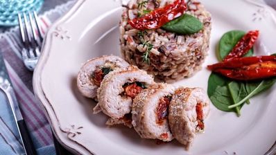рулетики из куриного филе с сыром, шпинатом и вялеными томатами