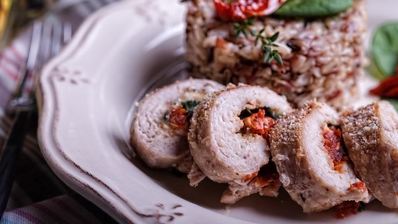 рулетики из куриного филе с сыром, шпинатом и вялеными томатами