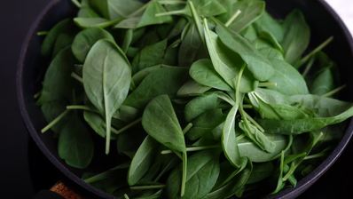 рулетики из куриного филе с сыром, шпинатом и вялеными томатами