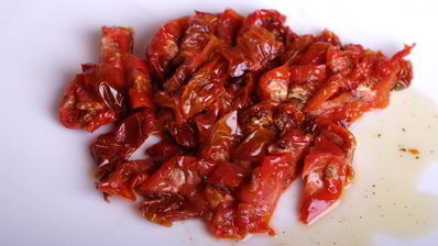 рулетики из куриного филе с сыром, шпинатом и вялеными томатами