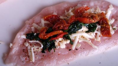 рулетики из куриного филе с сыром, шпинатом и вялеными томатами