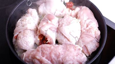 рулетики из куриного филе с сыром, шпинатом и вялеными томатами