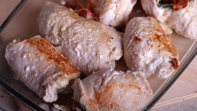 рулетики из куриного филе с сыром, шпинатом и вялеными томатами