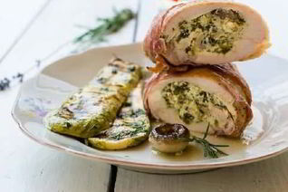 Рулетики из курицы со шпинатом и грибами