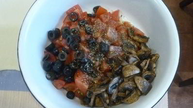 рулетики с томатами и грибами