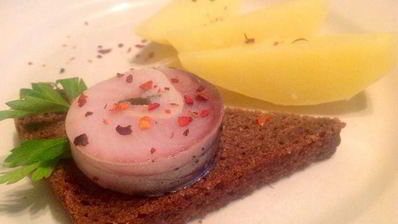 рулеты из соленой скумбрии