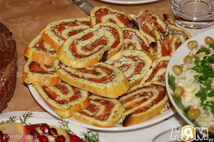 Рулеты с малосольной семгой