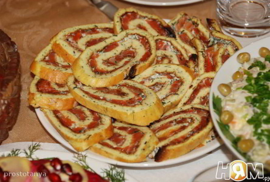 Рулеты с малосольной семгой